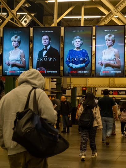 out of home digital billboard advertising new york city the crown